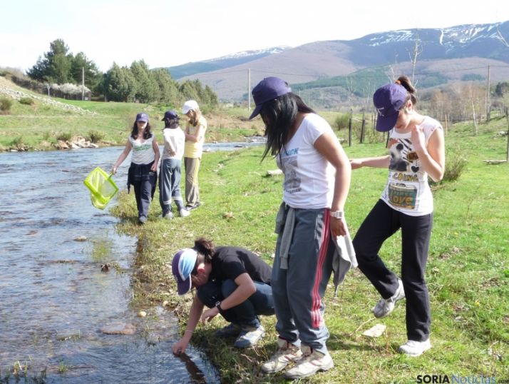 Los escolares, principales usuarios de las aulas del río.
