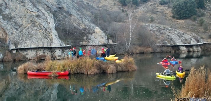 Los piragüistas sorianos esta tarde de Nochebuena en el Duero. 