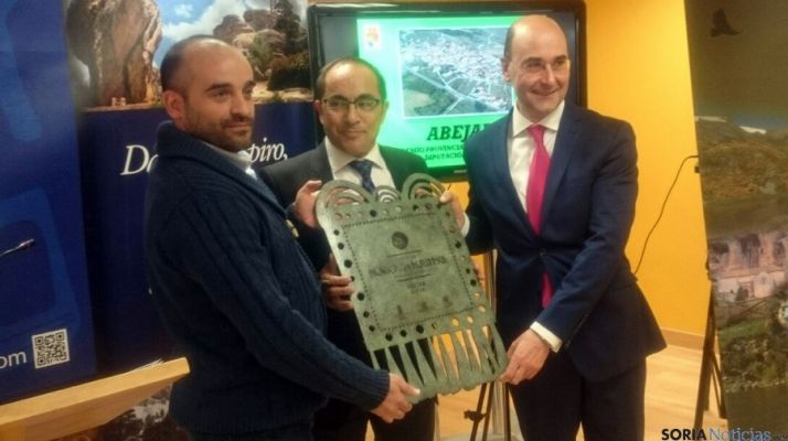 Navas, (izda.), Rey y Alonso en la entrega del premio de la Diputación. / SN