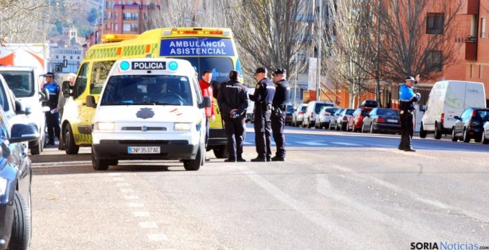 Policía y servicios sanitarios en el lugar del atropello. / SN