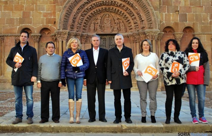 Los candidatos ante la fachada de Santo Domingo este martes. / SN