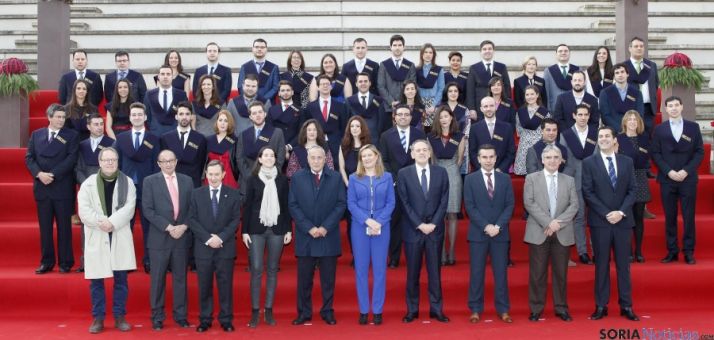 Imagen de los graduados con responsables de las cámaras y de la Junta. 