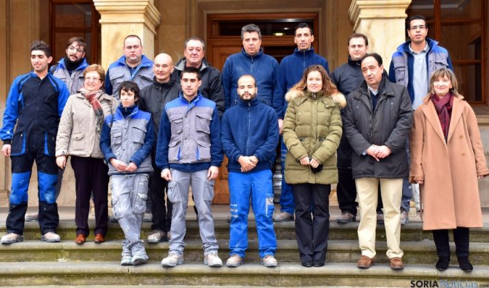 Los alumnos y responsables administrativos tras la entrega de diplomas. / Jta.