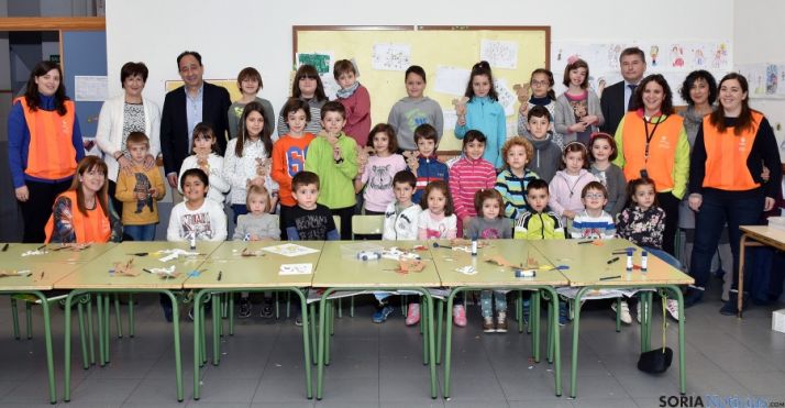 Niños, monitories y responsables de la Junta este martes. / Jta.