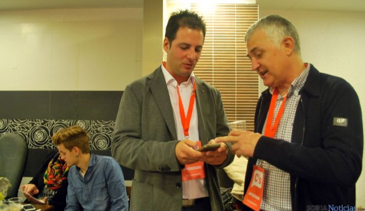 José Luis Alonso (dcha.) con Jesús Ciria en la sede del partido este domingo. / SN