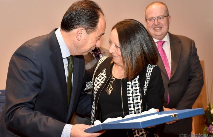 La veterinaria Charo Gámez recibe el reconocimiento del delegado./Jta