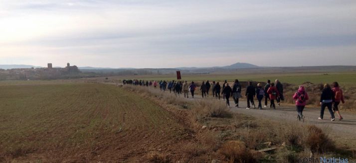 Los peregrinos encaran la llegada a Noviercas. 