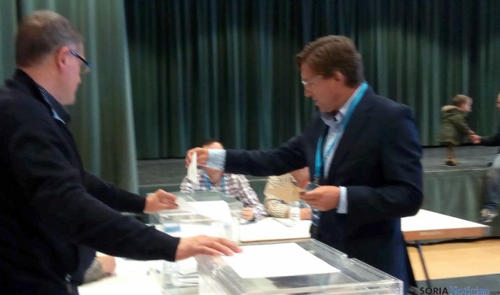 Gerardo Martínez este domingo emitiendo su voto. / SN