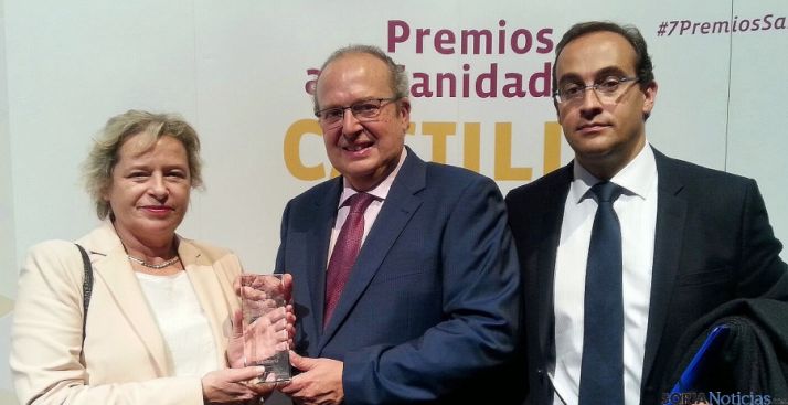 Enrique Delgado, (ctro.) con el galardón este miércoles. 