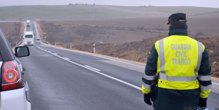 Un agente de Tráfico en una carretera soriana. / SN