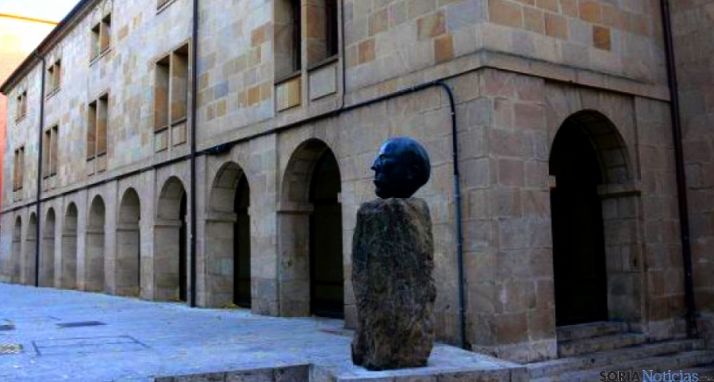 Imagen de un lateral del IES: / SN 