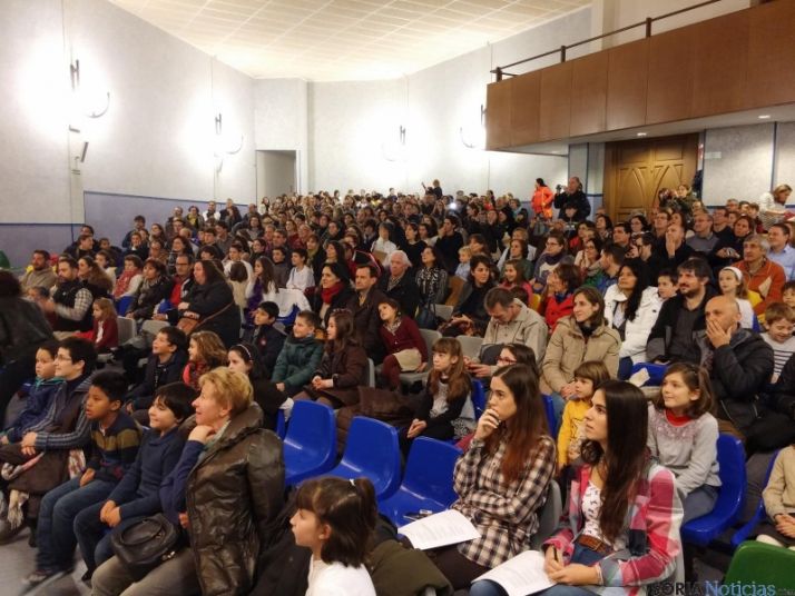 El salón se llenó para escuchar lo villancicos