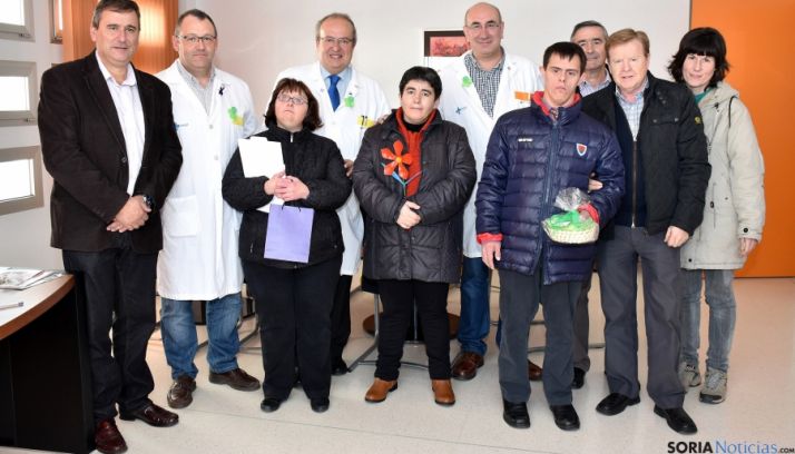 Miembros de Asamis con responsables del Santa Bárbara. / Jta.