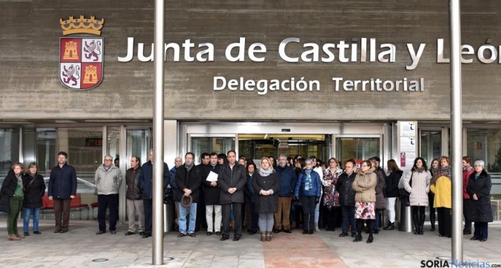 Las instituciones guardan un minuto de duelo.