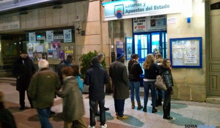 Fila para comprar lotería en una administración de la capital. / SN