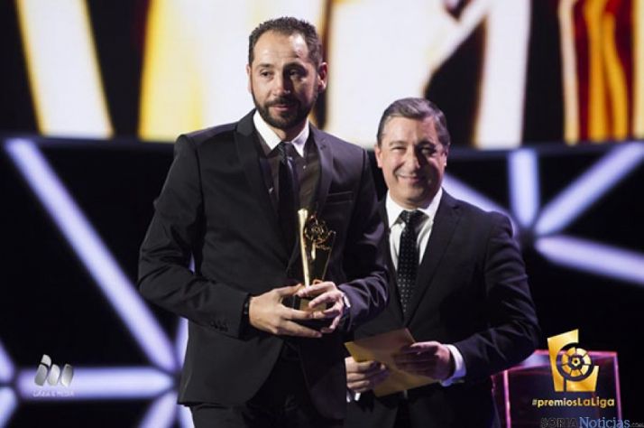 Machín recoge el galardón. / LFP