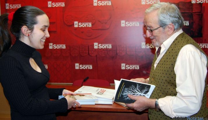 La autora y el concejal de Cultura.