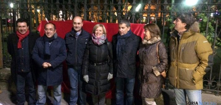 Candidatos y dirigentes del PSOE esta noche en la pegada de carteles. 