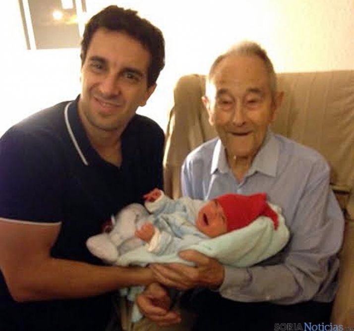 Silvestre, con su nieto y su biznieto./SM 