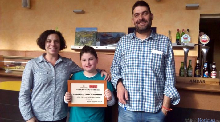 Pablo Villar, con su familia y el diploma de ganador.