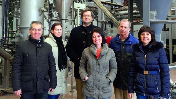 La investigadora, con los directores de la tesis y compañeros del Céder. 