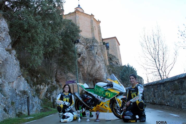 Los dos pilotos sorianos frente a la hermita de San Saturio.
