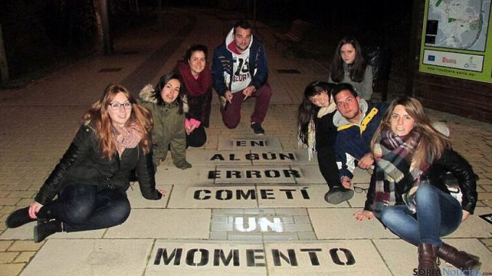 Los estudiantes con uno de los versos. / Ayto.