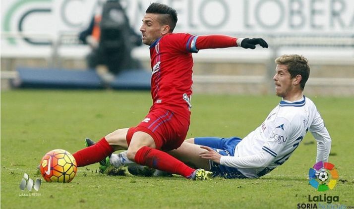 Uno de los lances del Derbi del Moncayo, este domingo en La Romareda. / SN