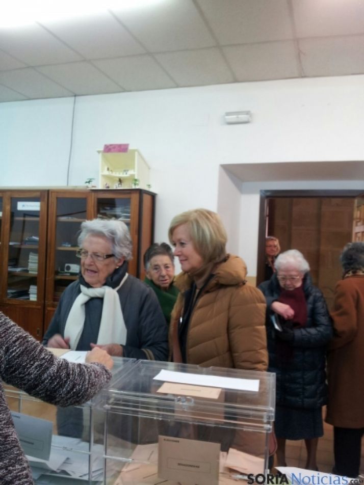 María Irigoyen, votando junto a su madre
