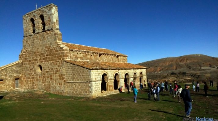 Visitantes en la iglesia de Tiermes
