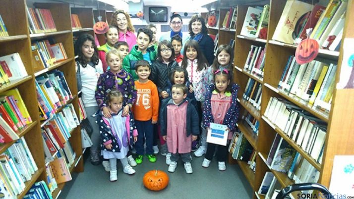Los niños, uno de los colectivos atendidos por el bibliobús.