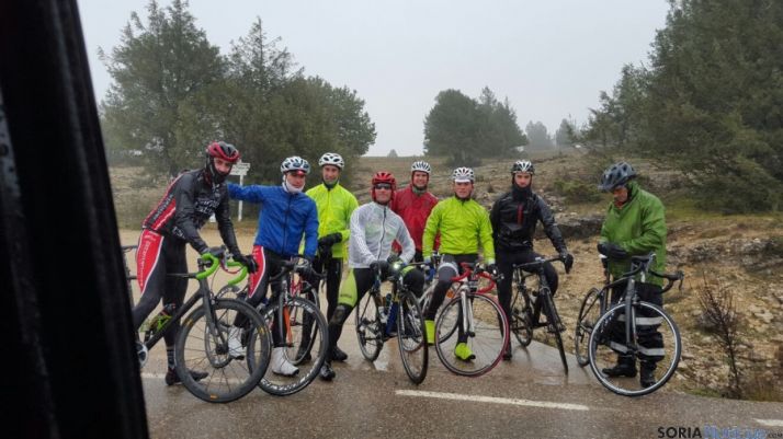 Una veintena de ciclistas desafían al tiempo en la Carrera del Pavo