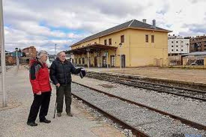 Julián de la Llana, en la estación de El Cañuelo donde se rodó la película.