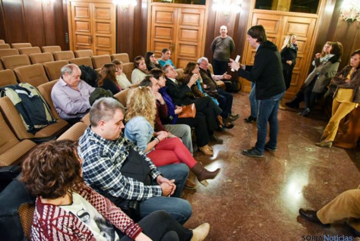El alcalde, en la reunión mantenida ayer con los jurados voluntarios.