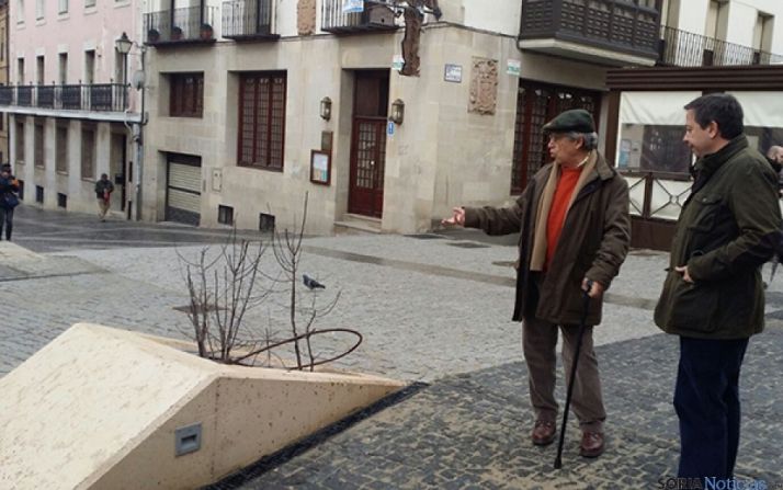 El vecino explica al concejal Sainz las deficiencias de la plaza.