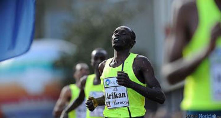 El ganador, en la línea de meta.