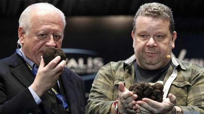 El actor Juan Echanove y el chef Alberto Chicote, en la subasta de la trufa negra de Soria de 2015.
