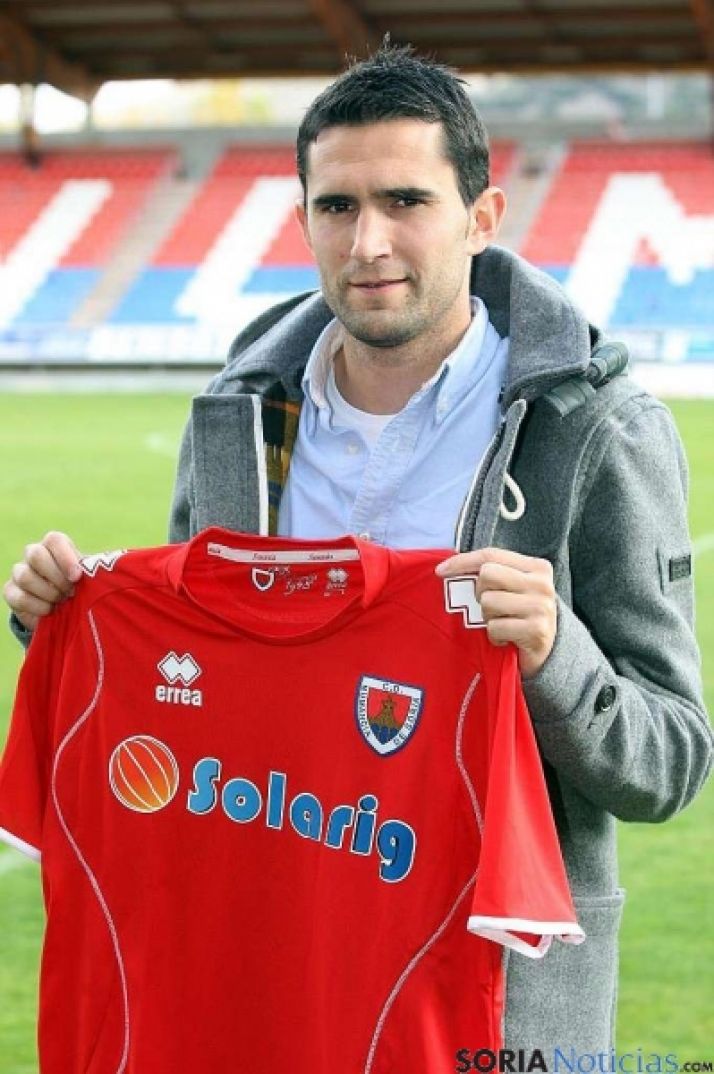 Antonio Tomás, en su presentación con el Numancia.
