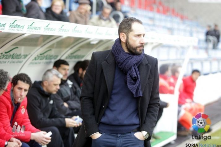 Machín conversa con Paco Rubio y Vitor Alkiza.