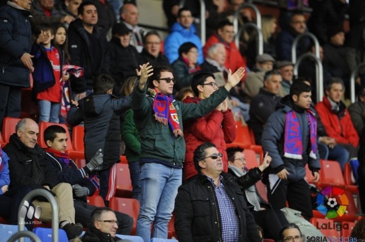 El público protesta una decisión arbitral.