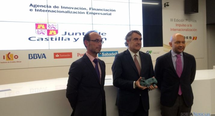 El director general de la ADE, José María Ribot, (ctro.) con el premio. / Jta.