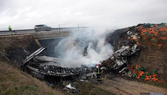 El camión siniestrado y su carga.