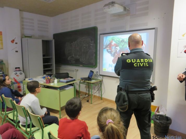 La Guardia Civil da charlas en los institutos