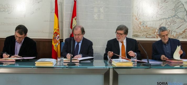 Hernández (CCOO) a la izquierda, Herrera, Aparicio (CECALE) y Prieto (UGT). / Jta. 