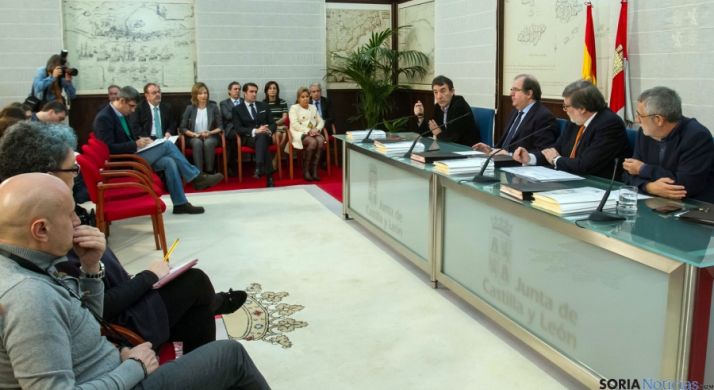 Herrera (dcha.) con los agentes sociales./Jta.