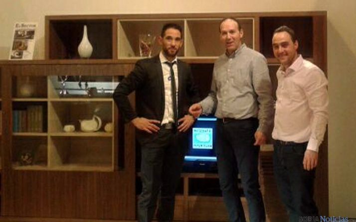 Abad, (ctro.) en la feria zaragozana./Dip.