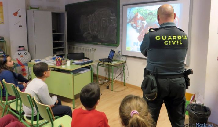Un agente en un aula soriana.