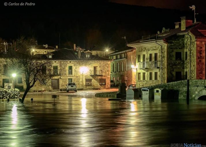 El Duero esta noche de jueves a su paso por Salduero. / Carlos de Pedro