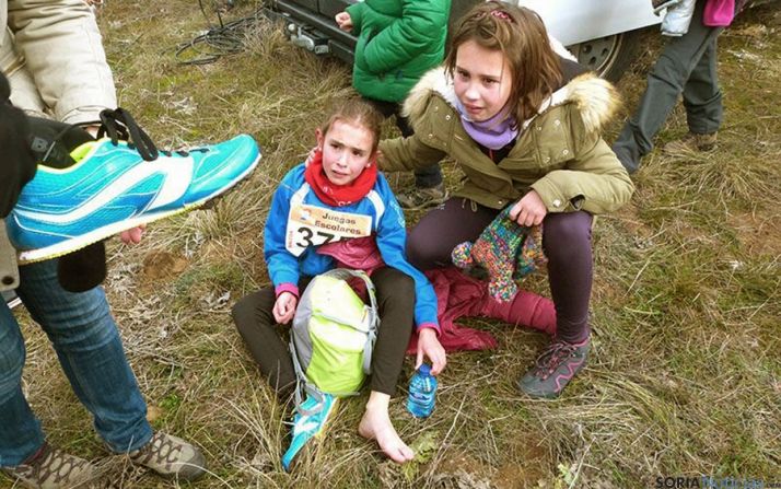 Isabel mira desconsolada la zapatilla que se soltó de su pie. / SN