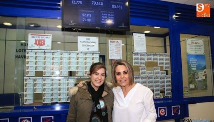 Palmira González, (dcha.), lotera. / Epcyl